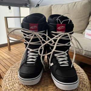 Vans invado og snowboardboots  - Säljer ett par vans invado og snowboardboots, i storlek43,5 använda 5-10 timmar, säljes då dom är för stora,