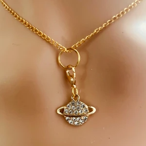 By prisförslag- guldhalsband med berlock hänge diamant world  - By prisförslag- guldhalsband med berlock hänge diamant world 