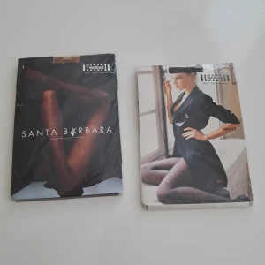 Wolford strumpbyxor Santa Barbara & Wave - Två par exklusiva strumpbyxor från Wolford. Santa Barbara har ett unikt blommigt mönster i brunt och svart, medan Wave har ett vågigt, prickigt mönster i svart. Båda är tunna och eleganta, perfekta för att lyfta din outfit. Obs! Priset är för båda. 