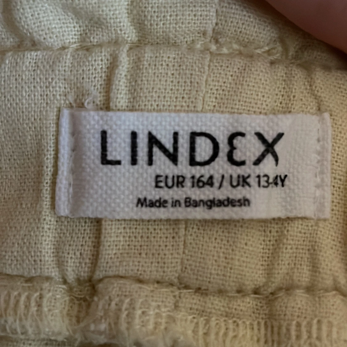 Beige shorts med volangkant från Lindex - 1