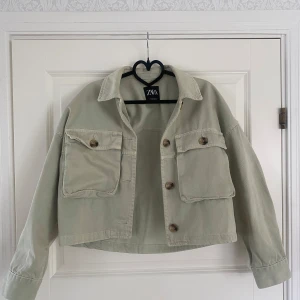 Grön jeansjacka  - Grön jeansjacka från Zara i storlek XS. Den är baggy och kortare i modellen och i väldigt fint skick! 🩷