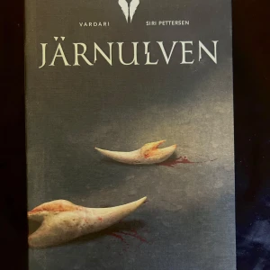 Järnulven - Järnulven av Siri Pettersen är första boken i trilogin Vardari. Omslaget är mörkt med två stora, blodiga vargtänder. Boken utspelar sig i samma universum som Korpringarna och handlar om blod, begär och besatthet.