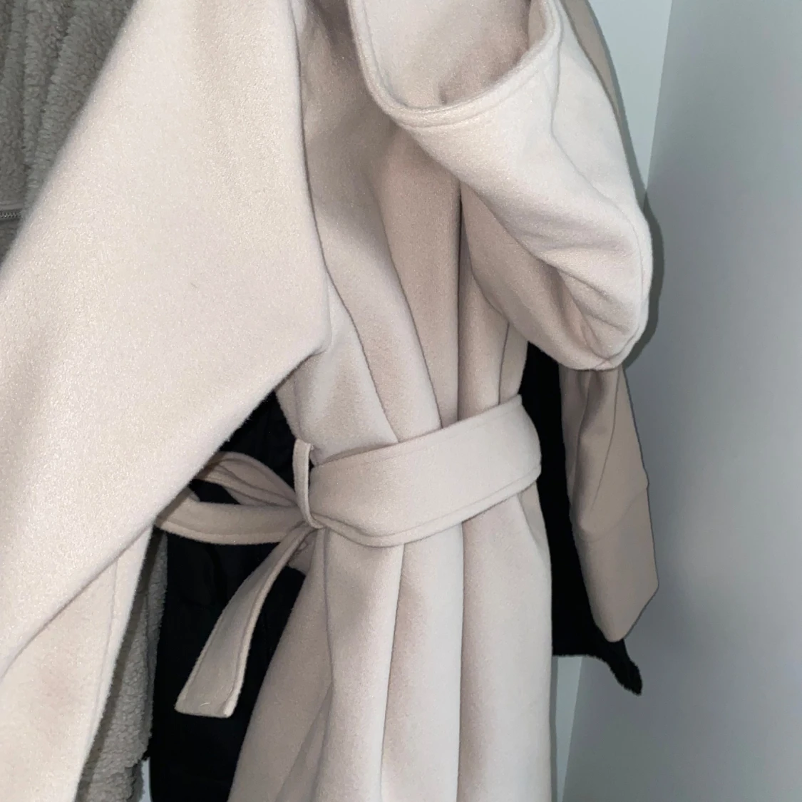 Beige kappa med bälte - 3