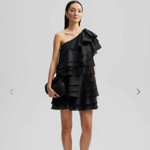 Svart by malina volangklänning  med oneshoulder - Svart superfin by malina volangklänning med lappen kvar. Säljer då den inte passade mig. 🥰