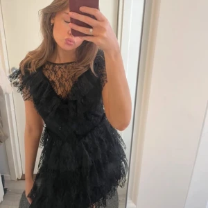 Svart spetsklänning - Svart spetsklänning från bubbelroom i storlek xs.