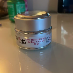 Builder Gel Pink 30g från nagelgiganten - Rosa builder gel för naglar i en rund burk med silvrigt lock. Gelen är anpassad för LED/UV-lampa och har low heat-formula. Perfekt för att bygga och förstärka naglar. Innehåller 30 gram. Fick hem den idag och testade men insåg att jag köpte fel typ av gelé! Den är i medel viskositet och jämnar ut sig fint och i lagom takt, väldigt enkel att jobba med💞
