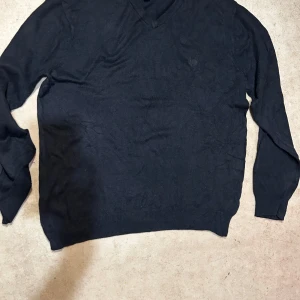 Navy CHAPS sweater  - 🎨Irl Colour: Navy (See 2nd for image for best representation of colour)  📏UK Size: M (please measurements for reassurance)  📐Measurements  Length 68 Shoulder width 48  🧵Material: 100% Cotton  BUY NOW IS ON  Thanks,