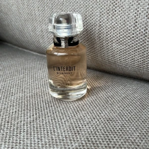 L'Interdit Eau de Parfum från Givenchy - L'Interdit från Givenchy. Oanvänd. EDT 50ml flaska 
