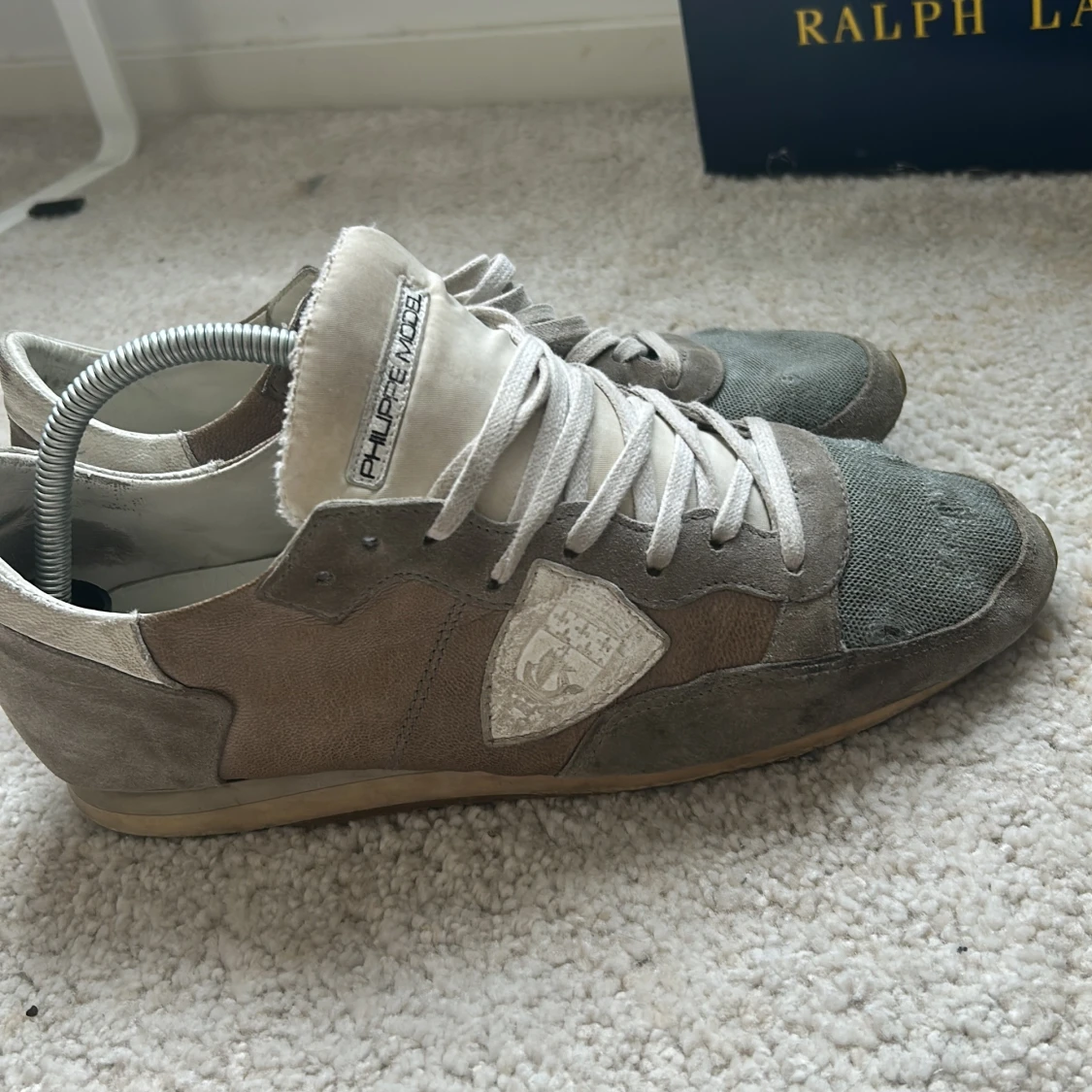 Grå sneakers från Philippe Model