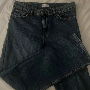 Mörkblå jeans från Perfect Jeans - Mörkblå jeans från Gina med raka ben. Jeansen har normal passform.