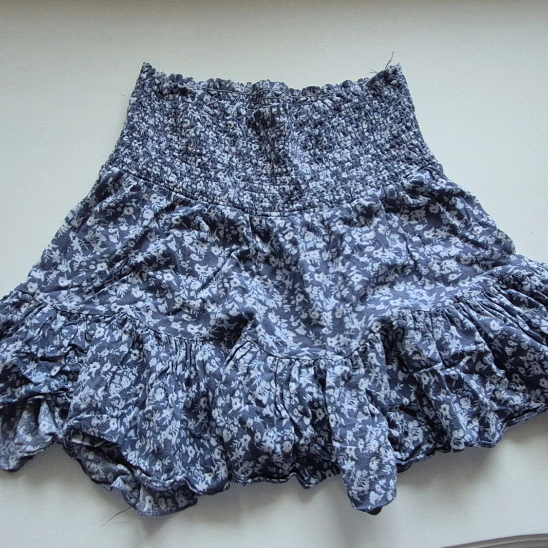 Blå blommig volangkjol