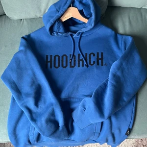 Blå hoodie från Hoodrich - Säljer en blå hoodie från Hoodrich i storlek medium. 