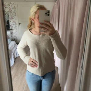 Beige stickad tröja med rund hals - Mysig beige stickad tröja med rund hals och långa ärmar. Tröjan har ribbade muddar vid ärmslut och nederkant, perfekt för lager-på-lager. Enkel och stilren design som passar till mycket. Ifrån hm i storlek S