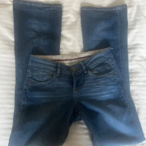 Blå bootcut jeans - lågmidja bootcut jeans (vintage). säljer för att de e förstora! kan mötas upp i sthlm