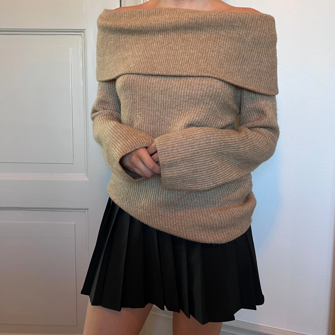 Jättefin Beige offshoulder stickad tröja