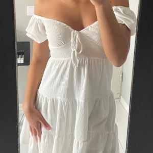 Vit klänning  - En supersöt vit sommarklänning, perfekt till studenten!🌸 Aldrig använd, bara testad🤍