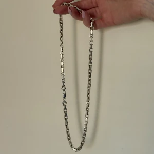 Ankarlänk silver halsband  - Stilrent halsband i silverfärg med kraftiga, ovala länkar. Kedjan har ett robust och modernt utseende och stängs med ett klassiskt karbinlås. Perfekt accessoar för att lyfta din outfit. Vet inte riktigt var jag köpt halsbandet men troligen från guldfynd. Stämplar 925 och GHA.