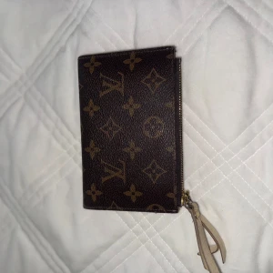  plånbok med monogram - Plånbok i fint skick med bra plats