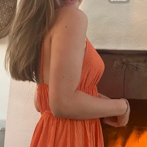 Orange långklänning  - Säljer en orange långklänning!! Supersnygg till sommaren! Köpt 2020, nypris: 599kr🧡