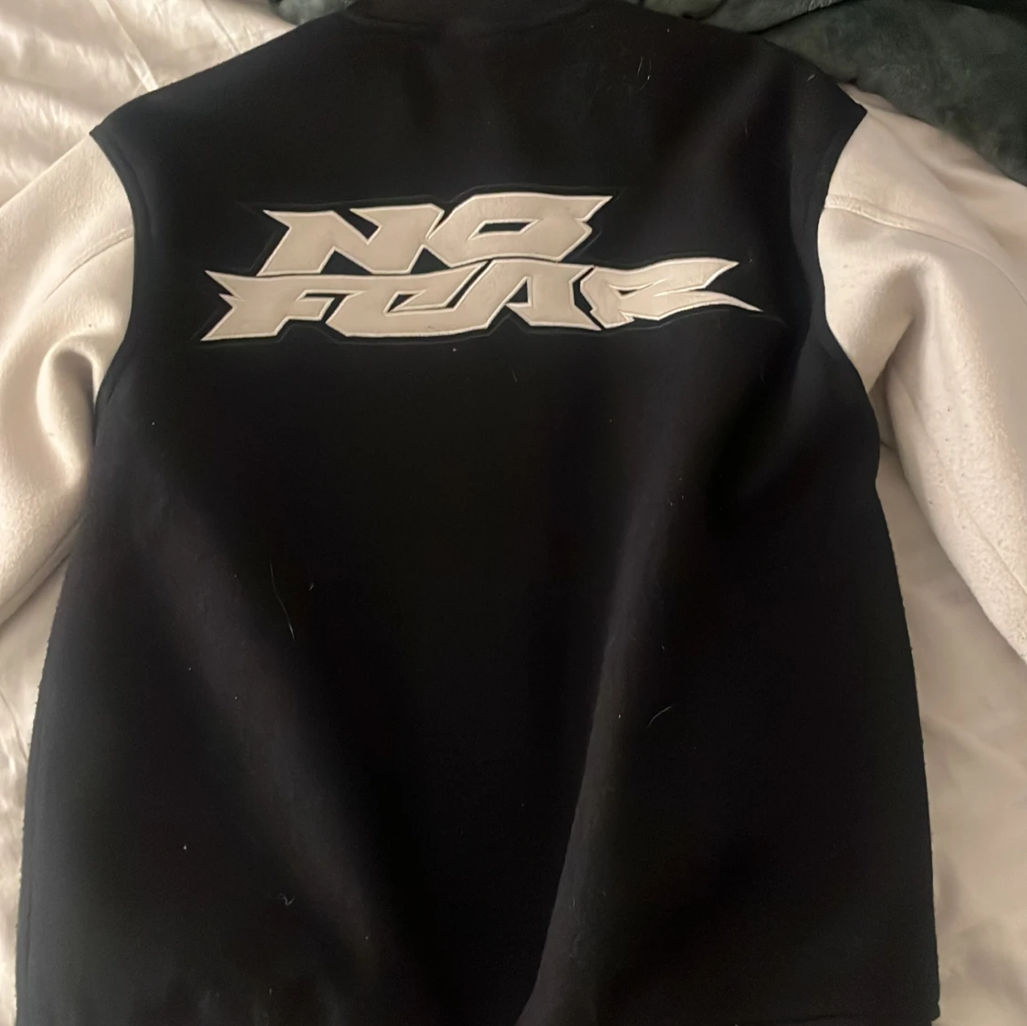 Svart och vit varsityjacka från No Fun/H&M - 1