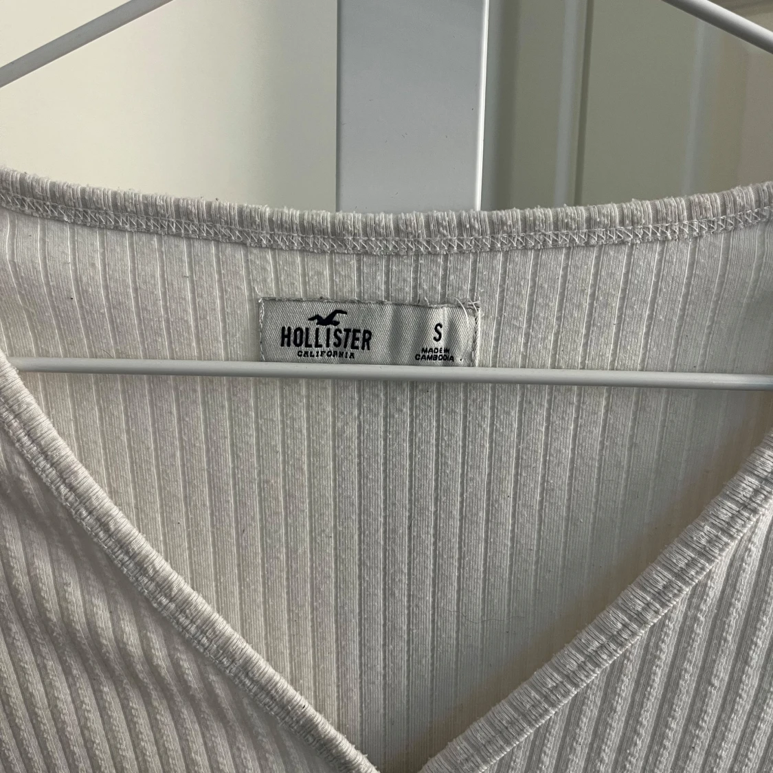 Vit ribbad långärmad topp från Hollister - 1