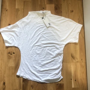 Vit t-shirt topp - Ny med prislapp 