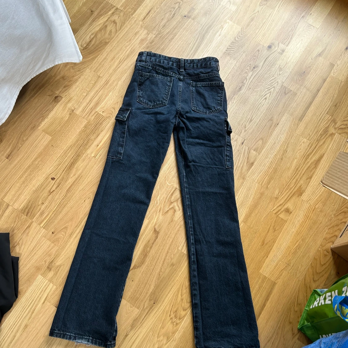 Mörka cargo jeans från Zara - 2