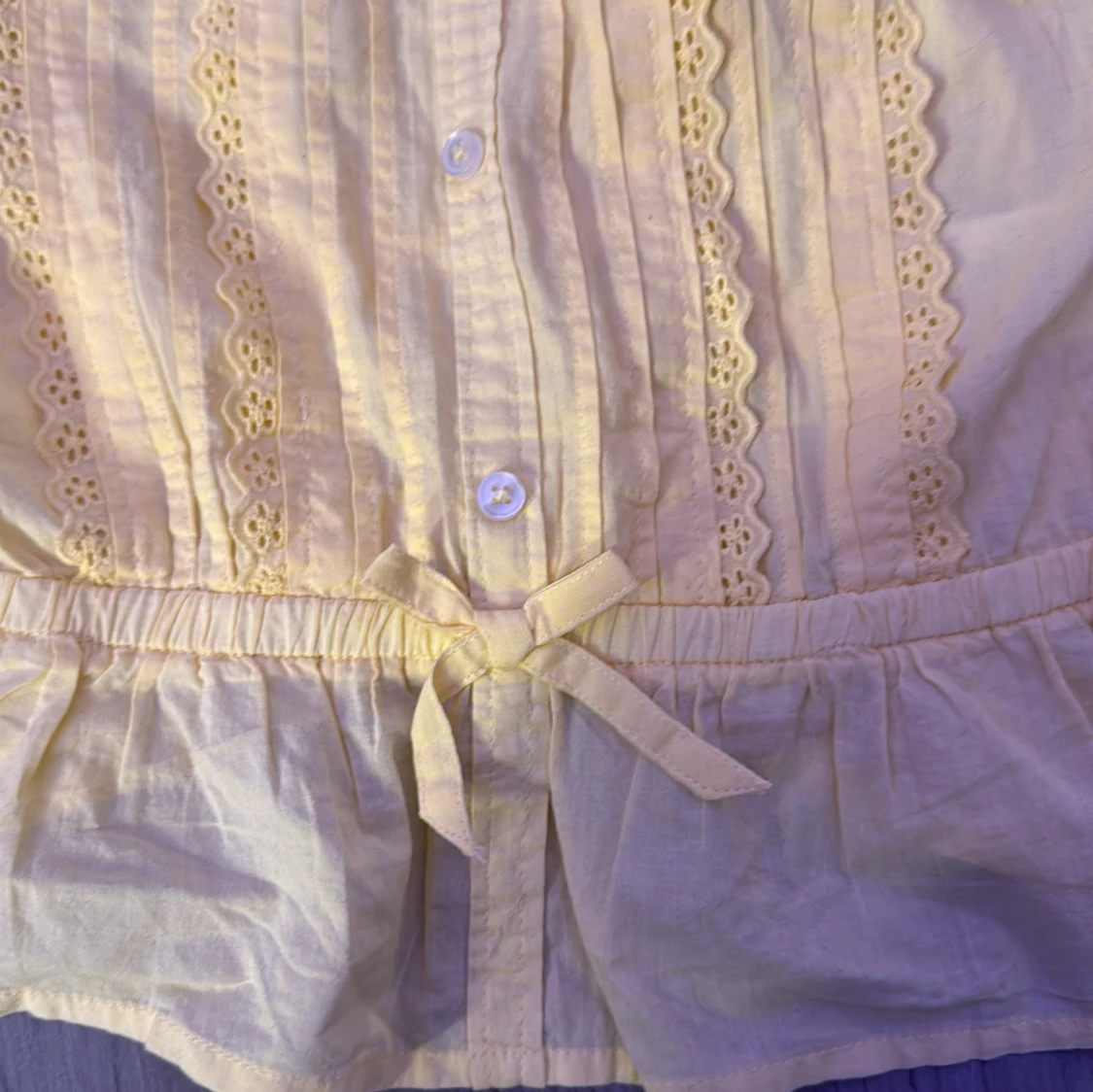 Gul linnetopp med spetsdetaljer från Lindex - 3