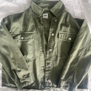 Grön jeansjacka ZARA - Säljer denna super fina gröna jeansjackan från Zara då den inte kommer till användning. Använt fåtal gånger men är som ny. (OBS!! Mer grön i verkligheten än på bilden). Kom privat för fler bilder, samt pris kan diskuteras💚