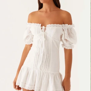 Vit sommarklänning  - Vit klänning med spets från peppermayo. Helt ny med prislapp kvar. Säljer då den ej passade mig. Storlek 32/xs men passar helt klart en 34/xs! Nypris 900