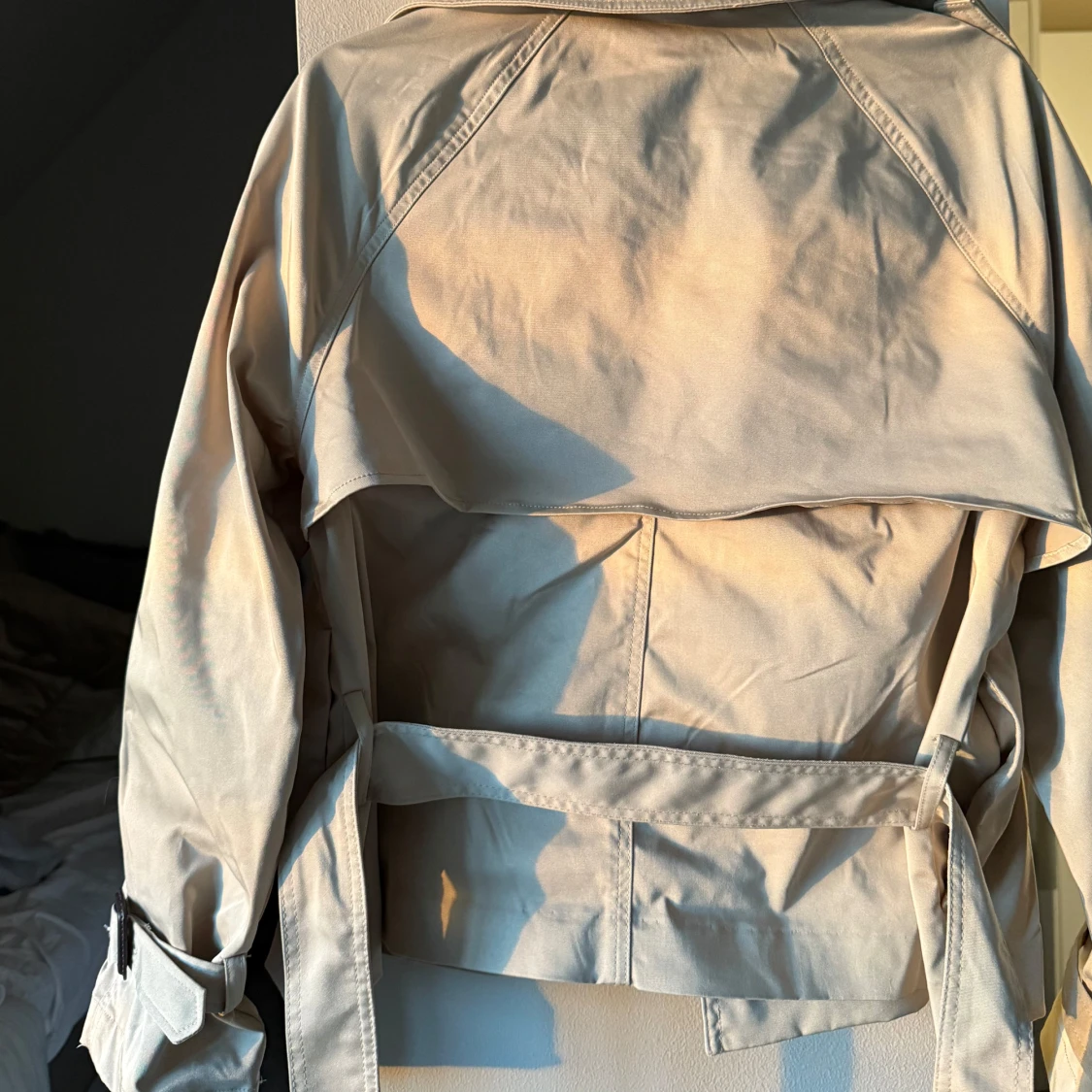 Beige trenchcoat med bälte och knappar - 3