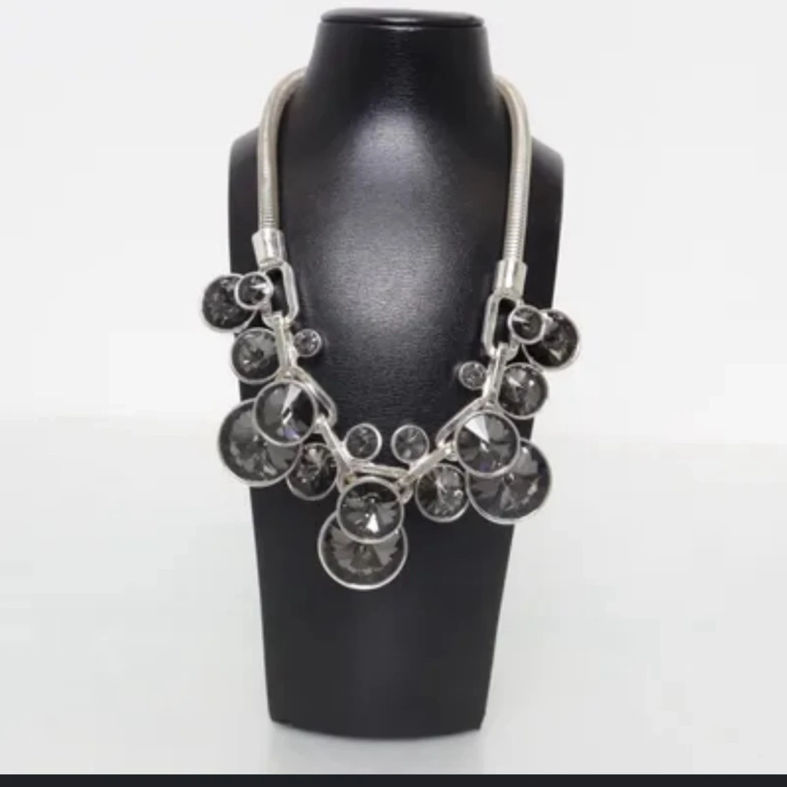 Statement halsband med stora glittriga stenar