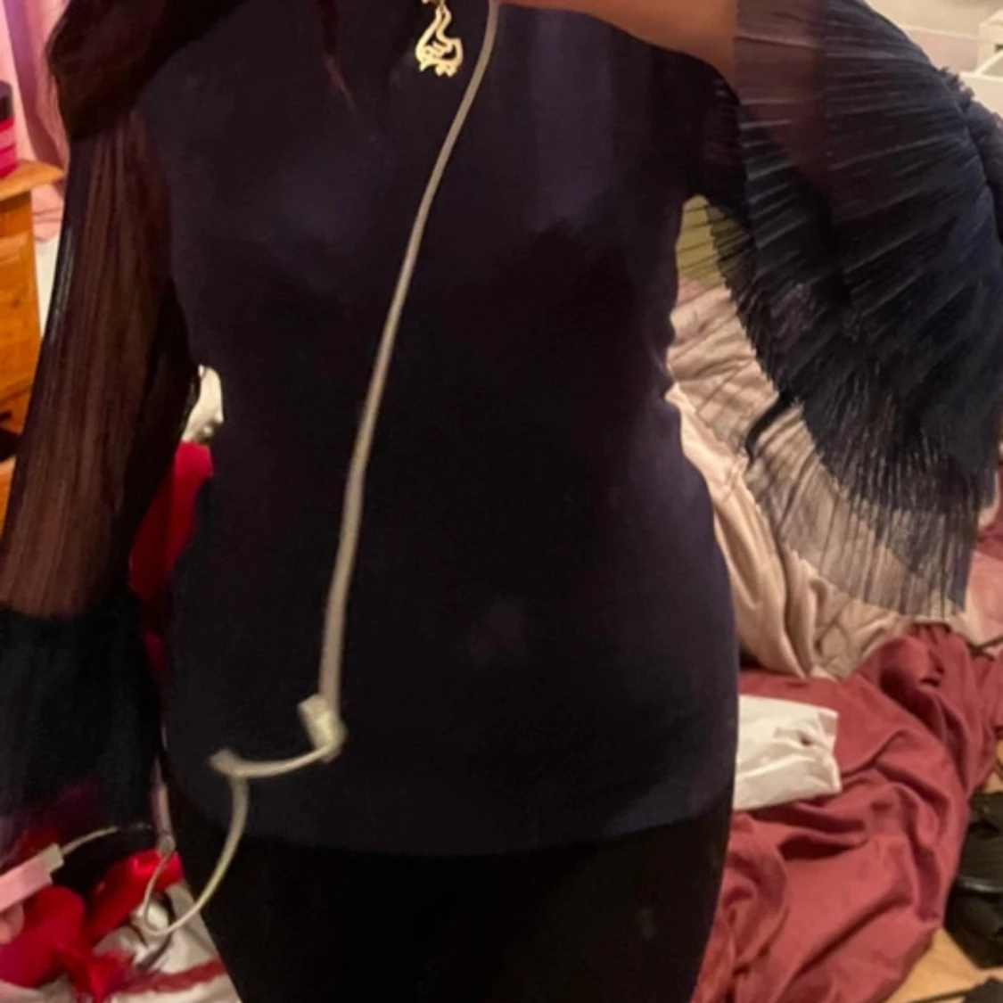 Mörkblå topp med plisserade meshärmar