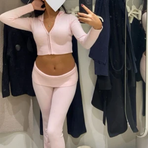 Ljusrosa set från Gina Tricot  - Säljer ett ljusrosa set från Gina Tricot med croppad hoodie och matchande byxor. Hoodien har dragkedja framtill, långa ärmar och ribbade detaljer vid ärmslut och nederkant. Perfekt för en chill och trendig look.  Pris går att diskutera 🩷🩷