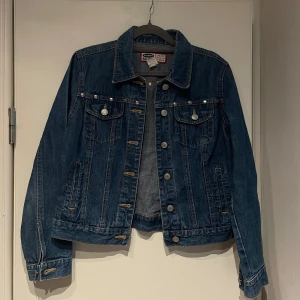 Blå jeansjacka från Old Navy - Blå jeansjacka från Old Navy med silverfärgade knappar. Inte stor i storleken 