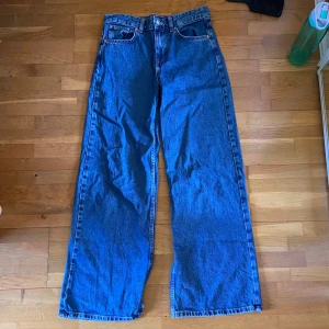 Blåa jeans från Pull&Bear  - Blåa baggy jeans i storlek 34 från pull&bear. Bra skick, mid rise. 