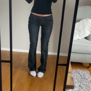 Low waist jeans - (Jag är 172) Mörkblå lågmidjade jeans💛 Har sytt in de lite då de var för stora