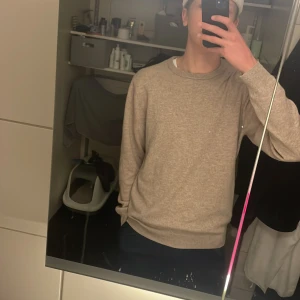 John henric kashmir tröja - Säljer denna beiga kashmir tröjan från john henric då jag inte använt den och den sitter lite stort på mig. Inga deffekter eller hål. Nypris: Ca 1800kr. Mitt pris: 700kr. Priser kan diskuteras vid snabbt köp så hör av er