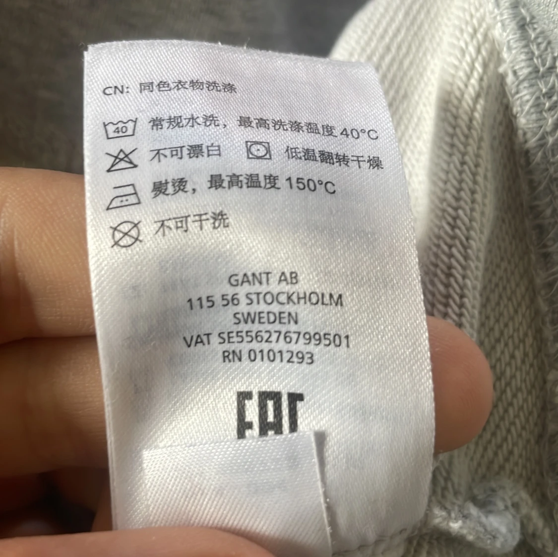 Ljusgrå sweatshirt från GANT - 3