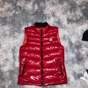 Moncler väst - En fet moncler väst i storlek S men passar m också, Köpte den av en grabb på plick för 2500kr.