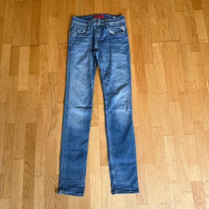 Replay anbass - Säljer dessa replay ansbass jeans i topp sick! Dessa är i storleken  W29 L34 och är perfekt nu till sommaren! Vid flera frågor hör av er, kan gå ner i pris vid snabb affär.