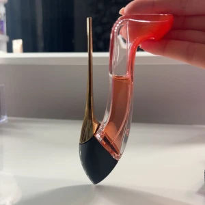 Carolina Herrera Very Good Girl 30ml - Säljer denna Carolina Herrera Very Good Girl 30ml då jag har andra parfymer som jag använder mer. Mängden som är kvar visas på bilden.