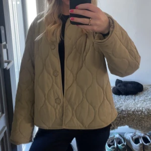 Grön Zara jacka  - säljer min Zara jacka som inte kommer till användning 