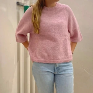 Rosa stickad tröja med trekvartsärm - Mysig rosa stickad tröja med trekvartsärmar från & Other stories i storlek Xs, den är använd några få gånger men har inga defekter nypris:780kr💗