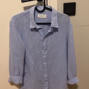 Blå linneskjorta Pier One  - Snygg billig linneskjorta. Knappt använd 