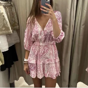 Zara klänning - Trendig zara klänning som inte säljs längre , ej använd❤️ kontakta mig för fler frågor💗💗