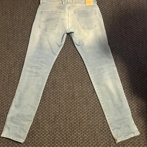 Ljusblå Replay Hyperflex jeans - Ljusblåa replay jeans hyperflex, storlek 31. Inga skador, ganska nya, inte använda så mycket. Köpta för 1200kr