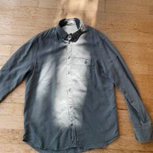 skjorta från Filippa K - Säljer en riktigt skön skjorta ifrån Filippa K. Köpt för cirka 1800 kr i butik. Skriv privat vid fler frågor! 