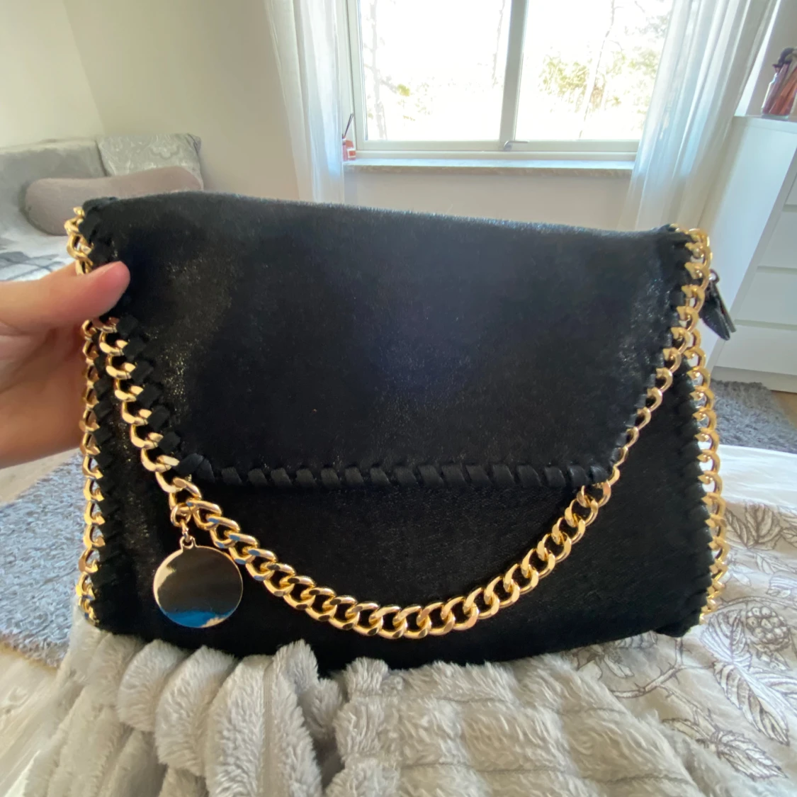 Svart axelväska med guldkedja - 1