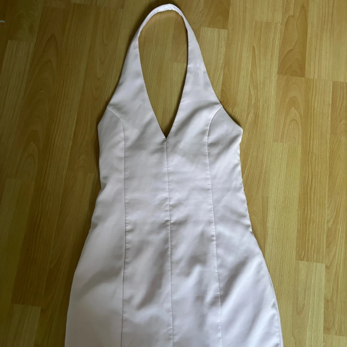 Ljusrosa kort klänning med halterneck🩷 - 91